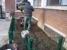 2 - lundi 13 décembre : deux jardiniers de la ville préparent le (...)